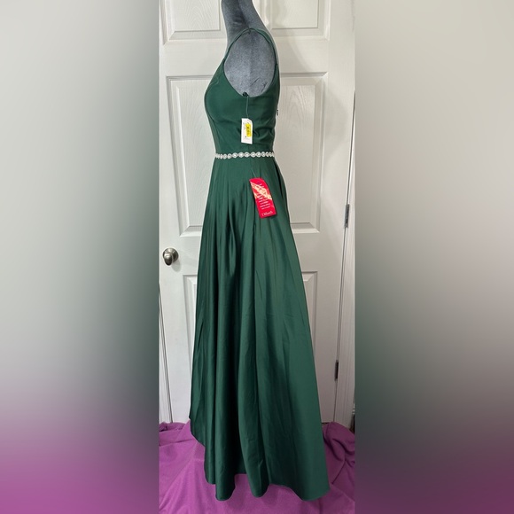 Blondie Nites Emerald Gown w/ Crystal Details size 1 NWT 
Aline Satin Never Worn - Picture 7 of 16